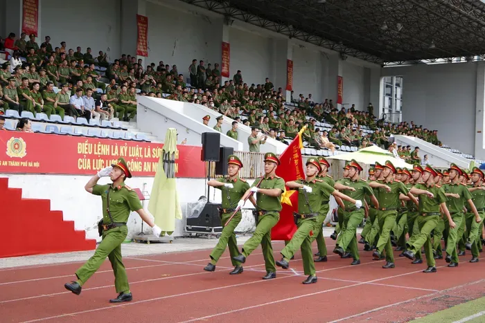 Trong những năm qua, Công an Hà Nội không ngừng tăng cường công tác tập huấn điều lệnh và huấn luyện quân sự, võ thuật Công an nhân dân cho đội ngũ cán bộ, chiến sỹ