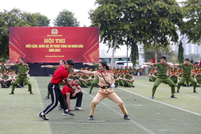 Đội tuyển võ thuật của Công an Hà Nội trình diễn bài võ Mai Hoa quyền với các đòn thế kỹ thuật điêu luyện