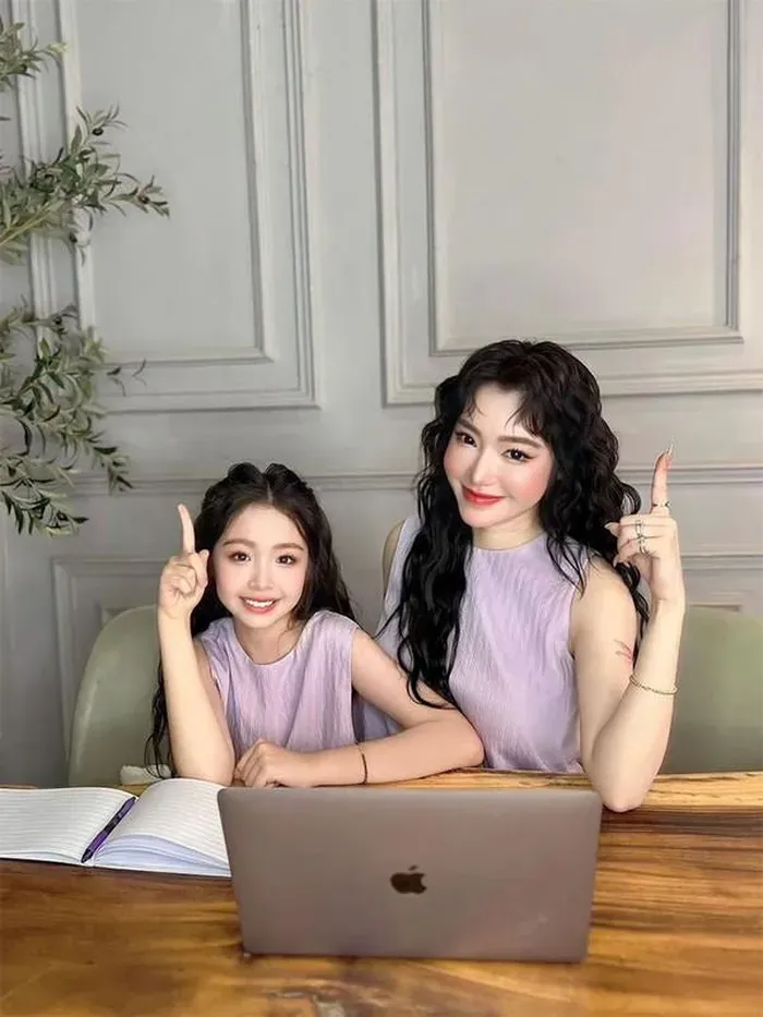 Mẹ người Việt, bố người Mỹ nên bé Cadie Mộc Trà thừa hưởng những nét đẹp lai rất đáng yêu.
