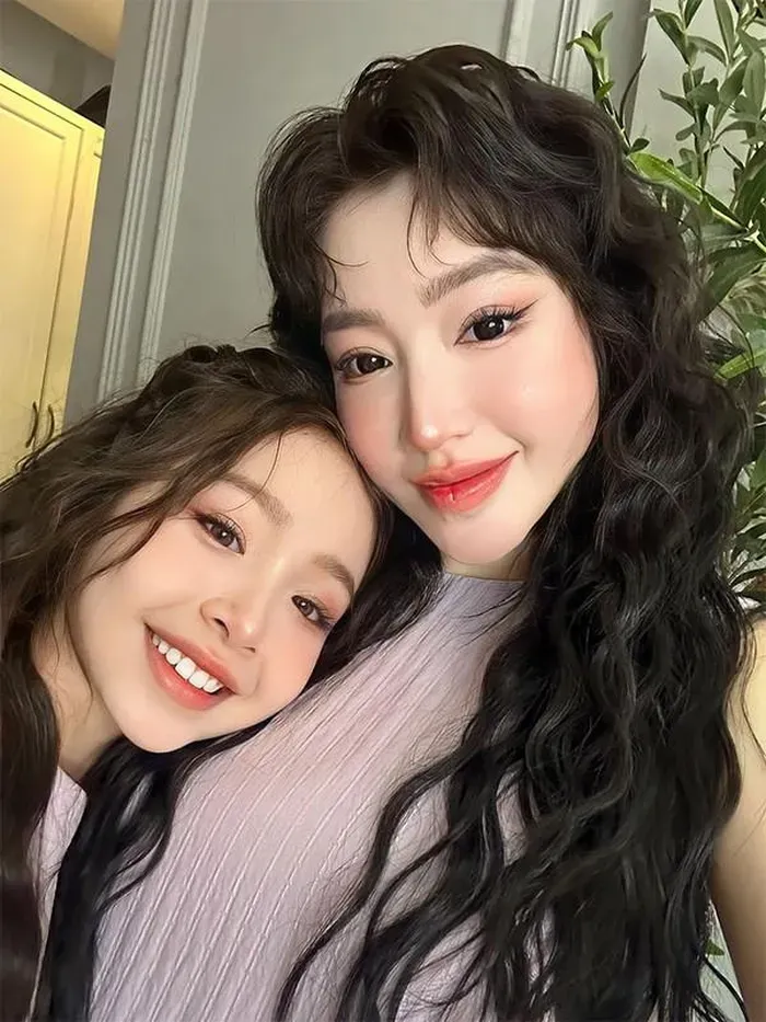 Mới 9 tuổi nhưng con gái Cadie Mộc Trà của Elly Trần đã lớn bổng, ra dáng thiếu nữ.