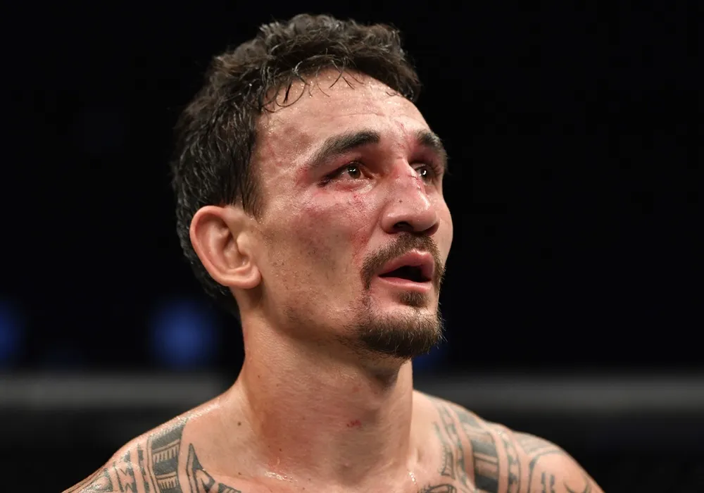 Max Holloway có hành động nhân văn sau trận thua tại UFC 251.