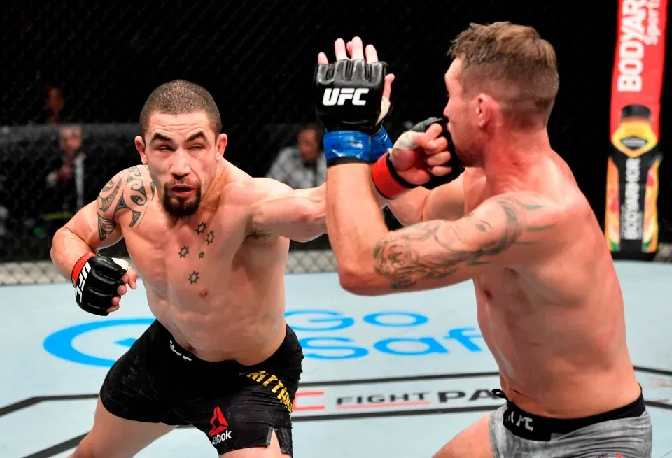 Robert Whittaker (trái) muốn trở lại lồng bát giác vào tháng 10 tới.