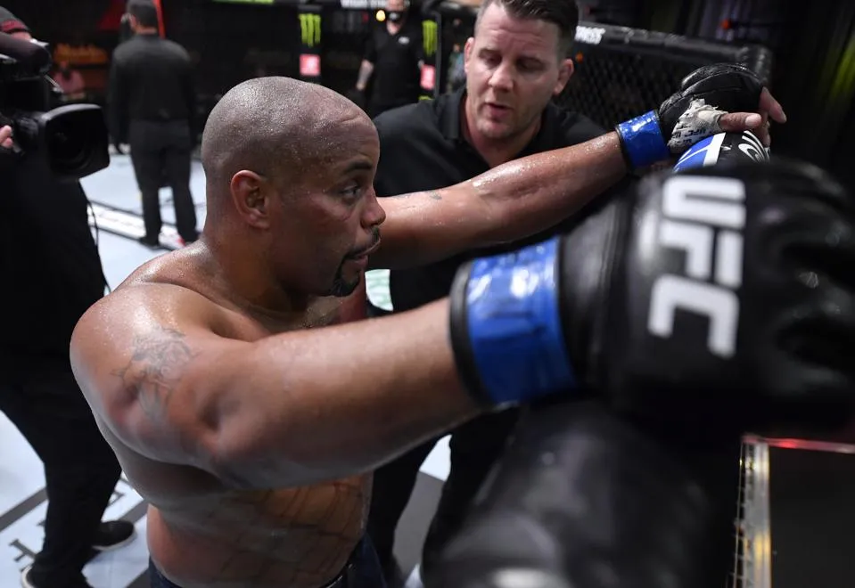 Daniel Cormier tuyên bố giải nghệ sau trận thua Stipe Miocic.