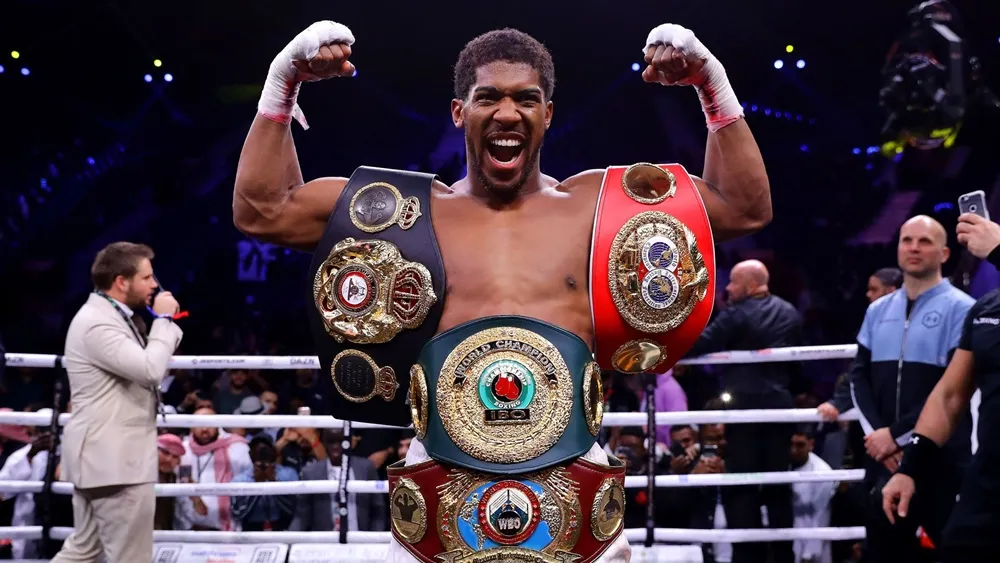 Anthony Joshua có thể phải từ bỏ 1 danh hiệu nếu cố theo đuổi 1 cuộc đối đầu với Wilder hoặc Fury.