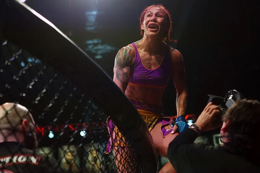 Cris Cyborg ăn mừng sau chiến tích lịch sử.