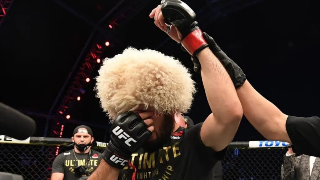 Khabib Nurmagomedov tuyên bố giải nghệ sau chiến thắng ở UFC 254.