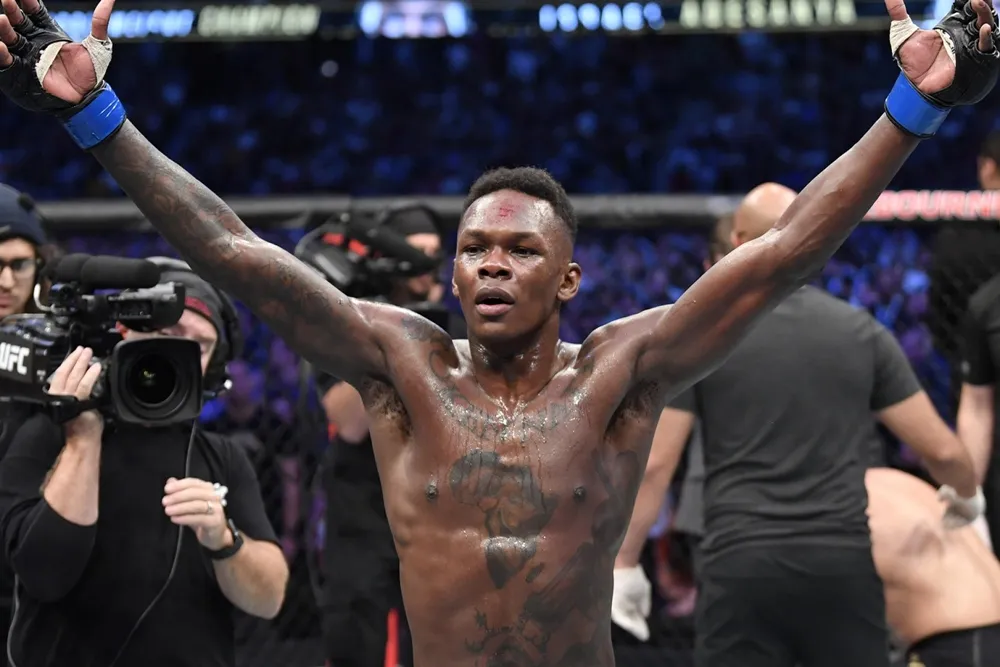 Israel Adesanya đang hướng đến hạng cân dưới nặng sau khi bảo vệ thành công chức vô địch hạng trung.