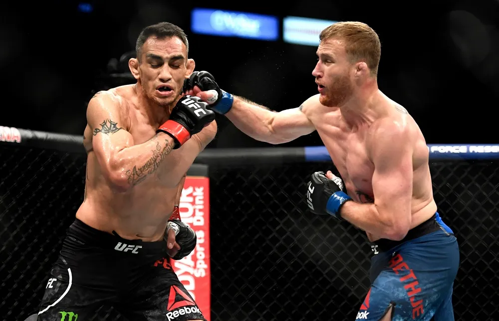 Tony Ferguson đứt chuỗi thắng bằng thất bại KO bởi Justin Gaethje.