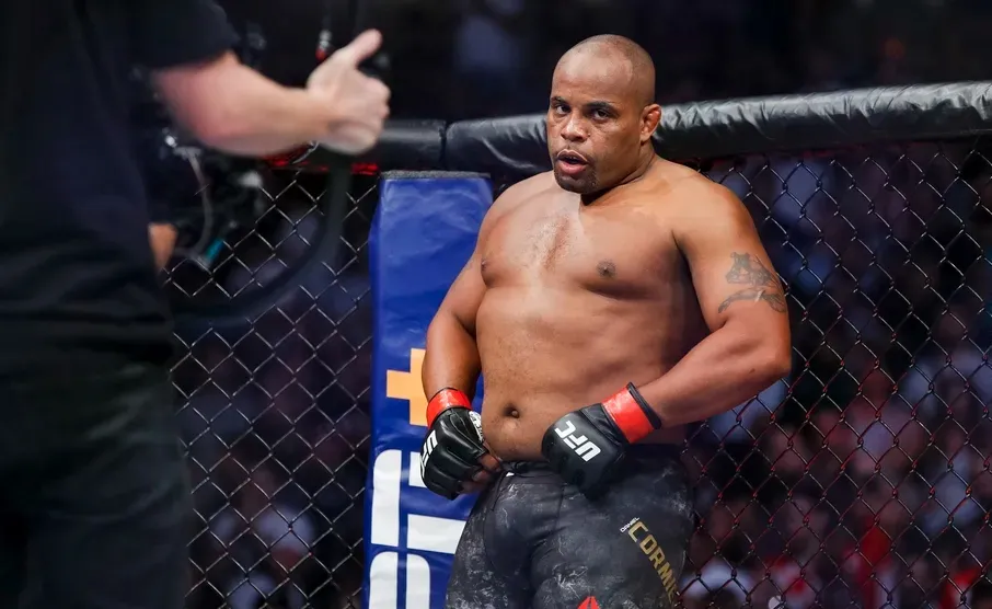 Bị sao YouTube thách thức, Daniel Cormier nói gì