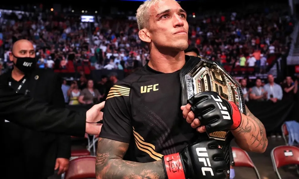 Tân vương hạng nhẹ UFC Charles Oliveira đáp trả Conor McGregor