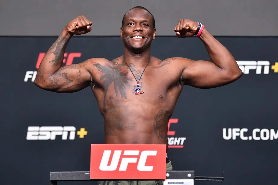 Đấu tập với Ngannou, sao UFC tính bỏ hạng cân nặng