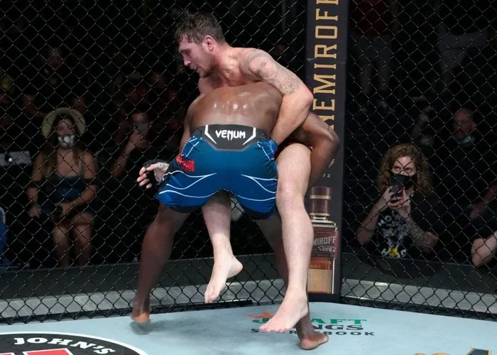 Buộc Darren Till đầu hàng, Derek Brunson nói gì về đối thủ?