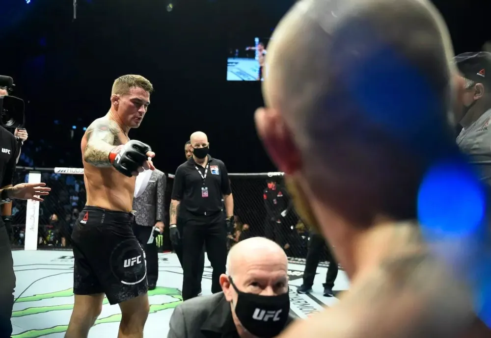 Dustin Poirier kiếm về 26.000 USD từ đồ thi đấu trong màn KO Conor McGregor