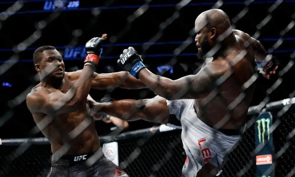 Daniel Cormier: Derrick Lewis đánh đau hơn Francis Ngannou