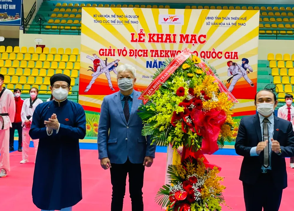 Ông Lê Đắc Nguyên Xuân - Chủ tịch Liên đoàn Taekwondo Thừa Thiên Huế khóa I (bên phải), ông Trương Ngọc Để - Chủ tịch Liên đoàn Taekwondo Việt Nam (giữa) và ông Phan Thanh Hải - Giám đốc Sở Văn Hóa & Thể Thao Thừa Thiên Huế (bên trái) tại Lễ khai mạc Giải Vô Địch Taekwondo Quốc Gia Năm 2021.