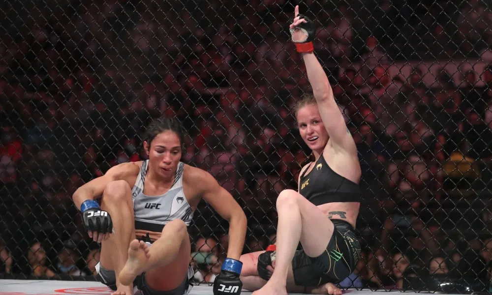 Thắng tranh cãi, Valentina Shevchenko phá kỷ lục của Ronda Rousey