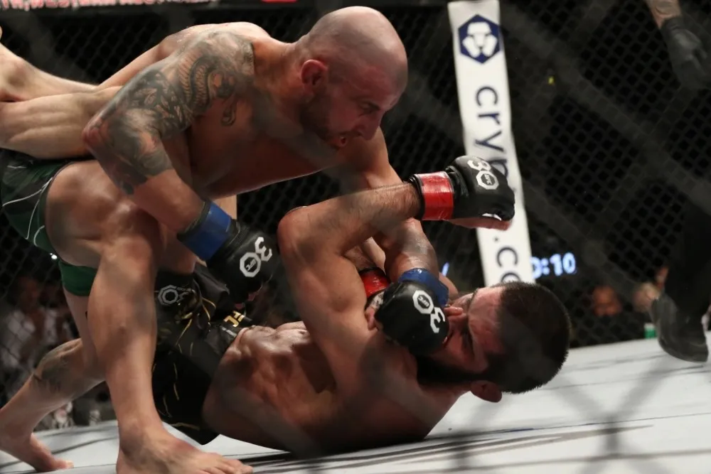 Daniel Cormier: Alexander Volkanovski là người đầu tiên biến Islam Makhachev thành con người