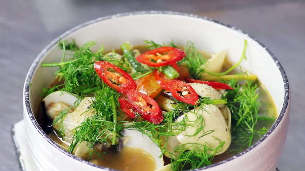 13.cong-thuc-nau-mon-canh-ngheu-thom-ngon-cho-mua-he-phunutoday.vn