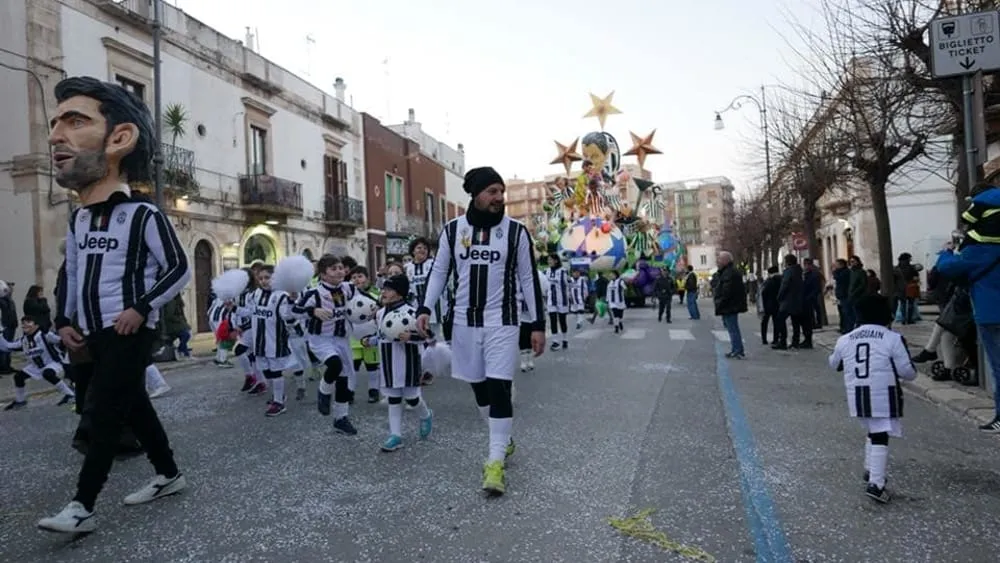 Fan Juventus 'đi bão' vinh danh thần tượng - Bóng Đá