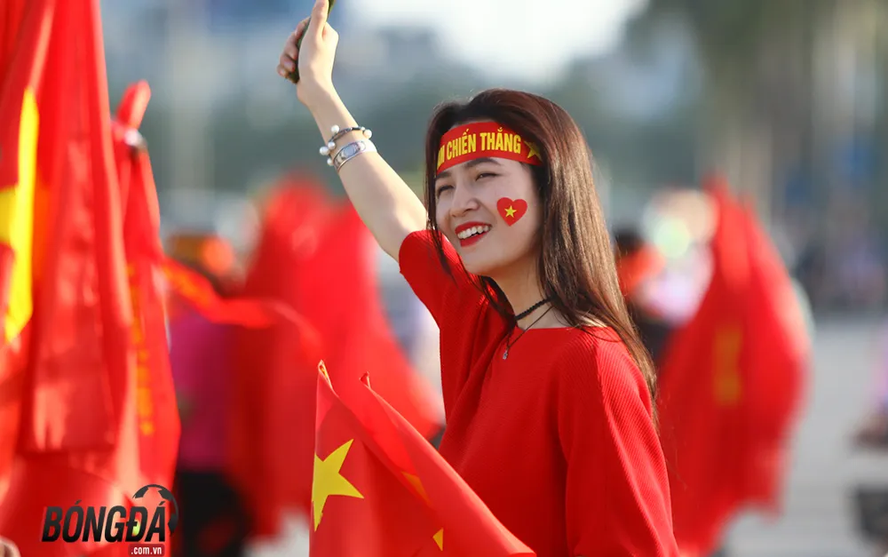 Bóng hồng Việt đọ sức mỹ nhân Thái trên khán đài AFF Cup 2018 - Bóng Đá
