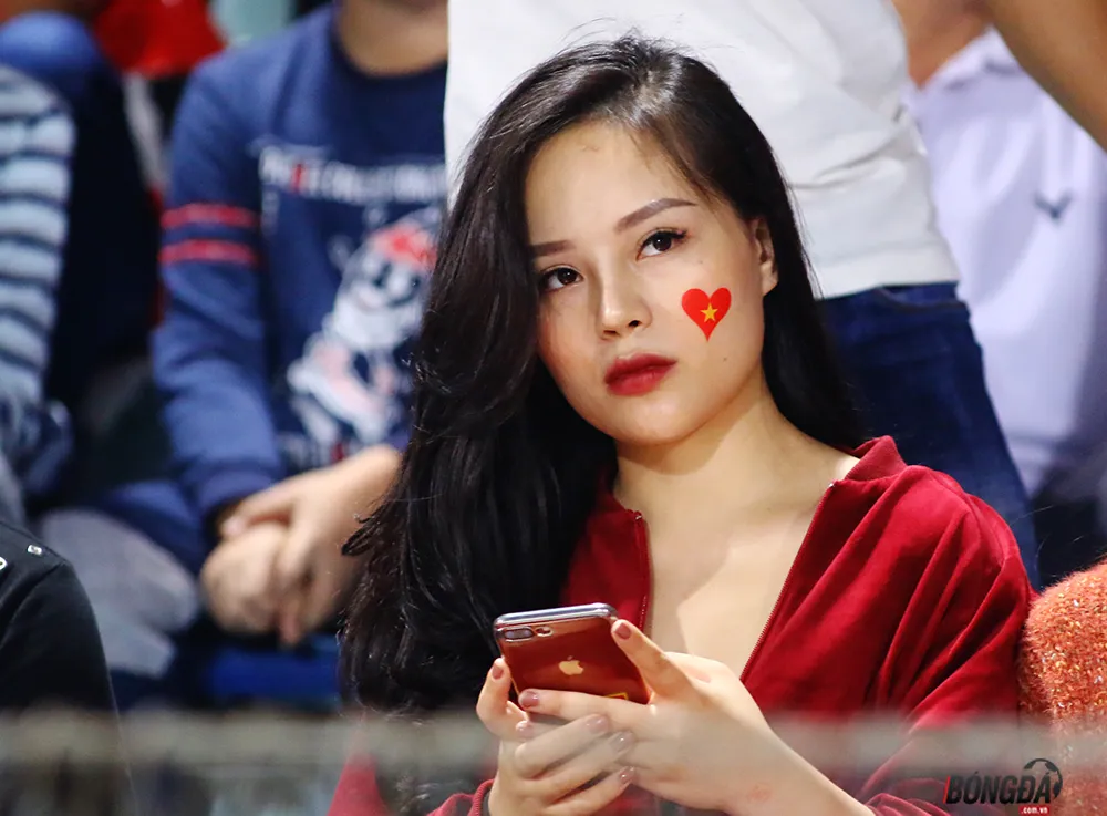 Bóng hồng Việt đọ sức mỹ nhân Thái trên khán đài AFF Cup 2018 - Bóng Đá