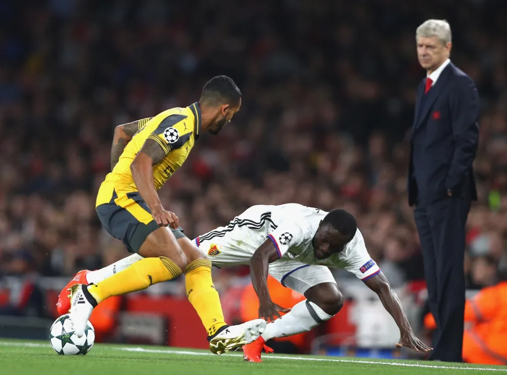 arsene-wenger-watches-game