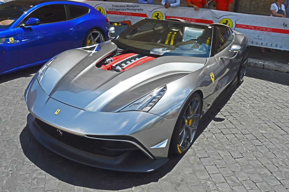 Ngắm vẻ sang trọng của chiếc Ferarri F12 TRS dát bạc