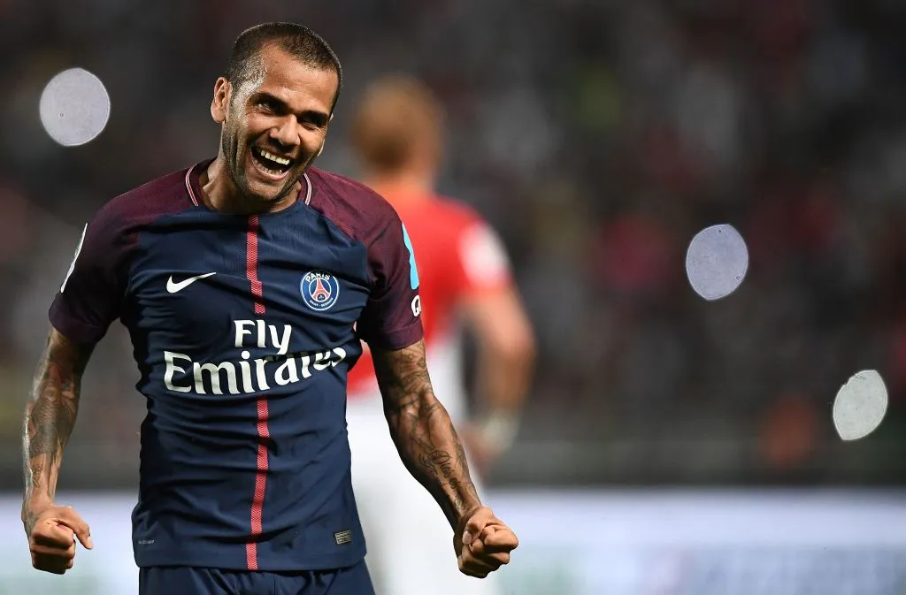 'I WILL MAKE IT THERE' Paris Saint-Germain and Brazil star Dani Alves throws door open to Premier League move - Bóng Đá