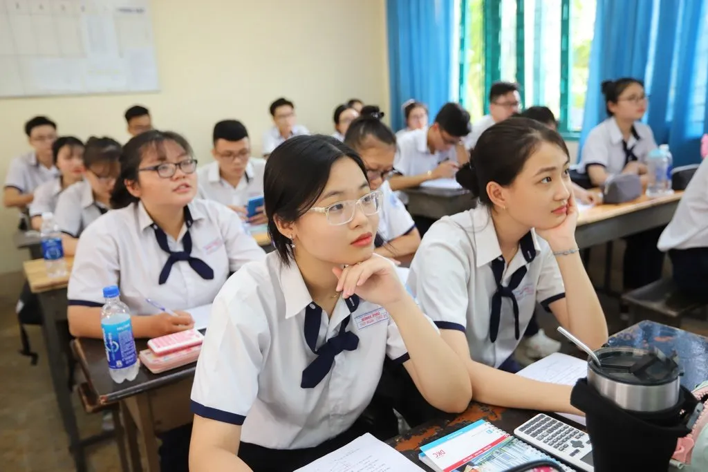 33-dia-phuong-cong-bo-hoc-phi-4-tinh-mien-giam