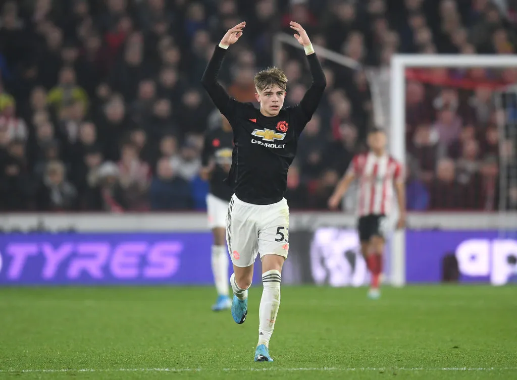 Luke Shaw đã thất bại trong cuộc chiến với Brandon Williams - Bóng Đá