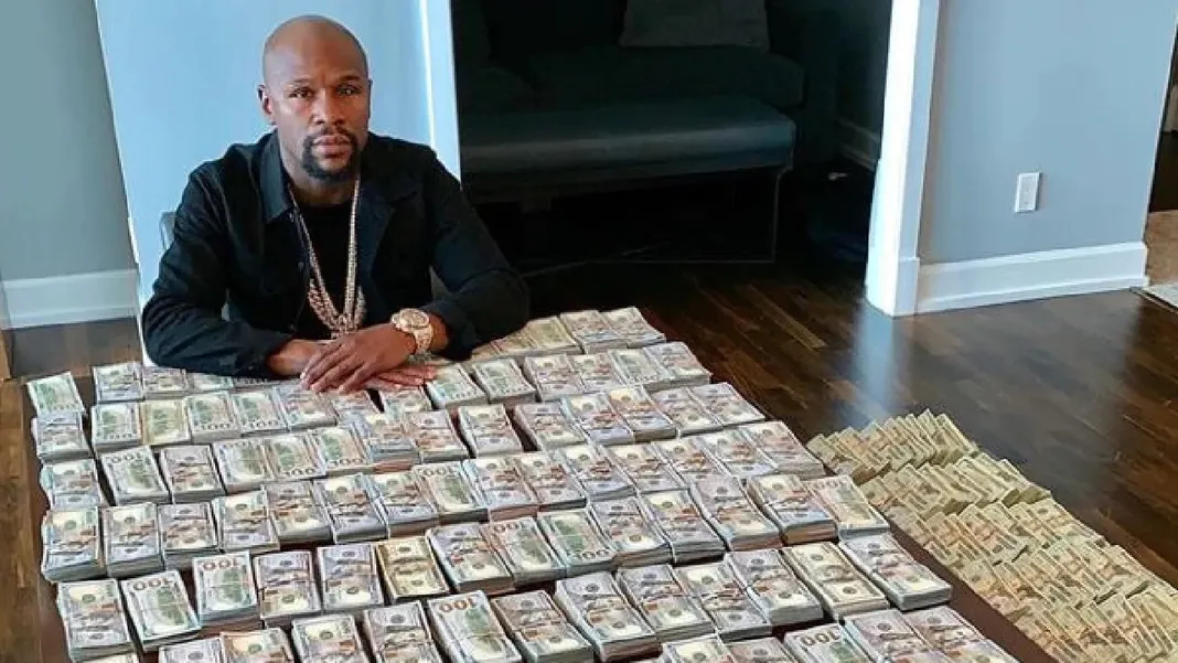 Floyd Mayweather nổi tiếng là người thích khoe của trên mạng xã hội.