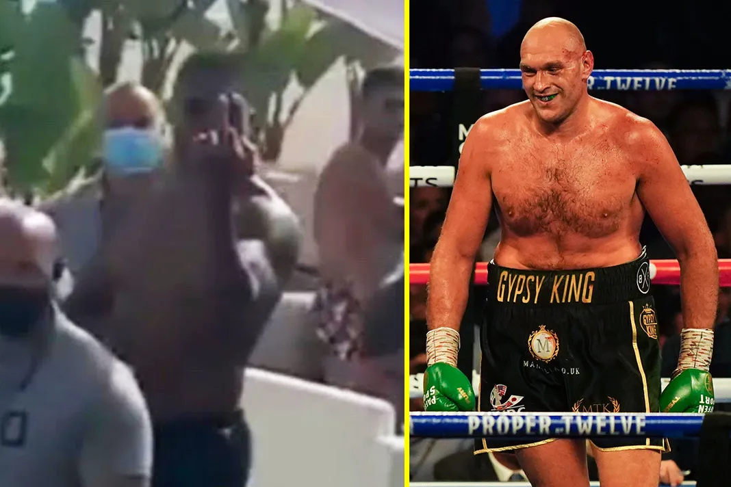 Anthony Joshua giơ ngón tay thối với fan hâm mộ Tyson Fury