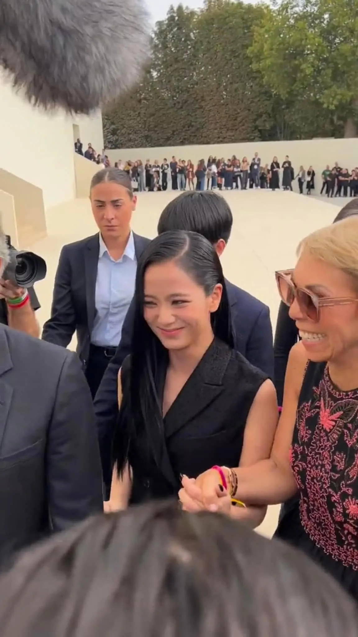 dich-le-nhiet-ba-do-sac-cung-jisoo-blackpink-tai-paris-fashion-week-nhung-bi-ghe-lanh-12