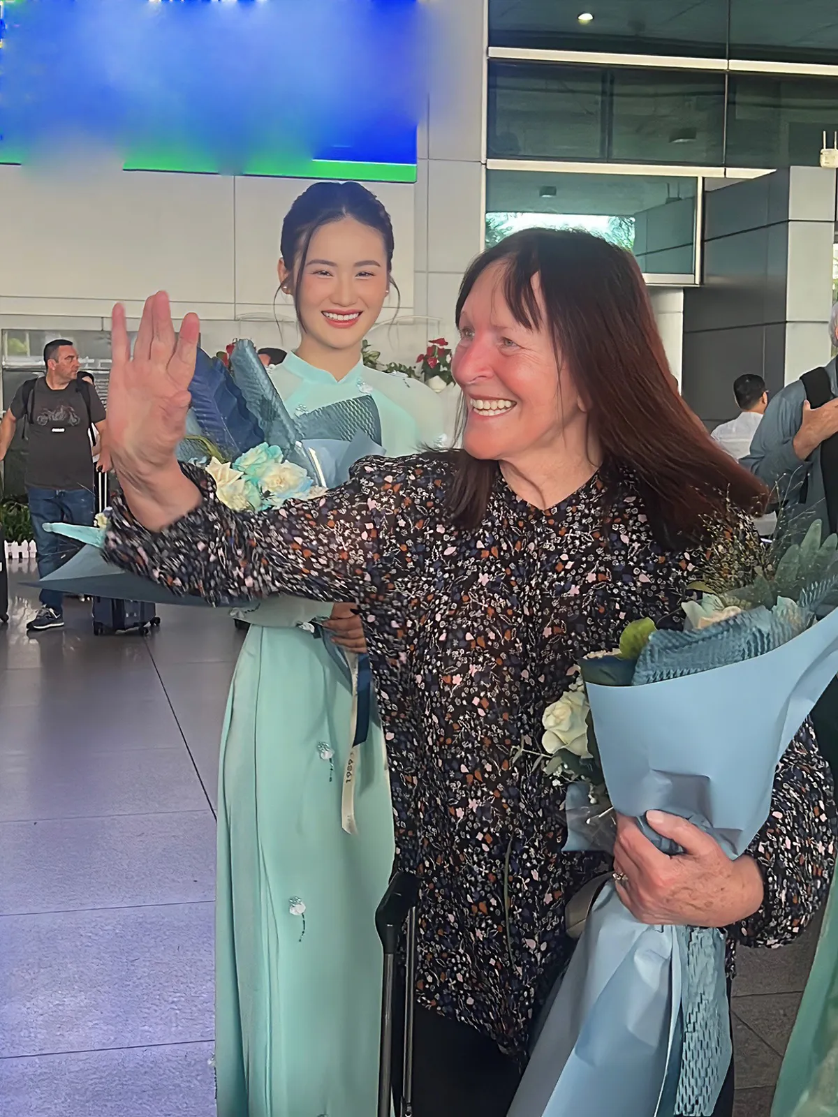 Hoa hậu Ý Nhi và Mrs Julia Morley