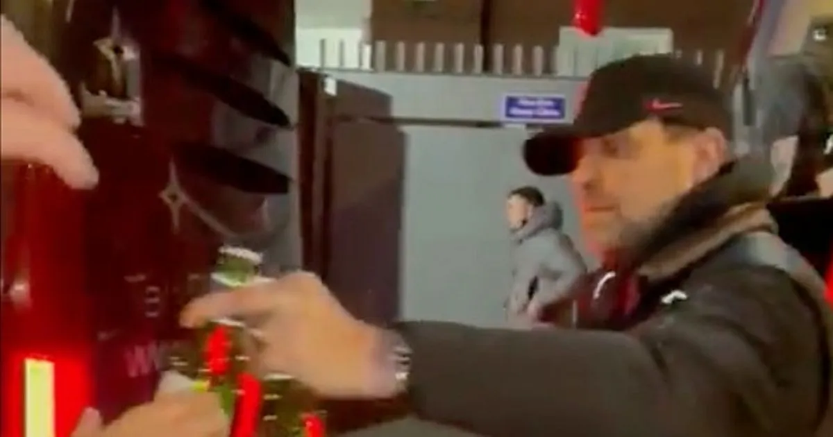 (Video) Jurgen Klopp hands beers to awaiting fans following Crystal Palace win - Bóng Đá