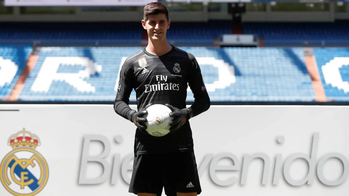 Tân binh Kepa đáp trả người tiền nhiệm về việc chèo kéo Hazard - Bóng Đá