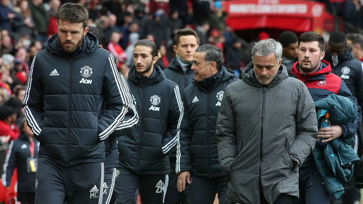 Ảnh Mourinho đá bóng cùng con trai - Bóng Đá