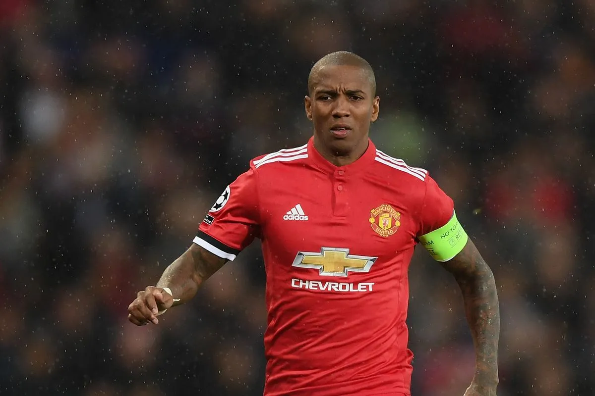 Roma mua Ashley Young - Bóng Đá