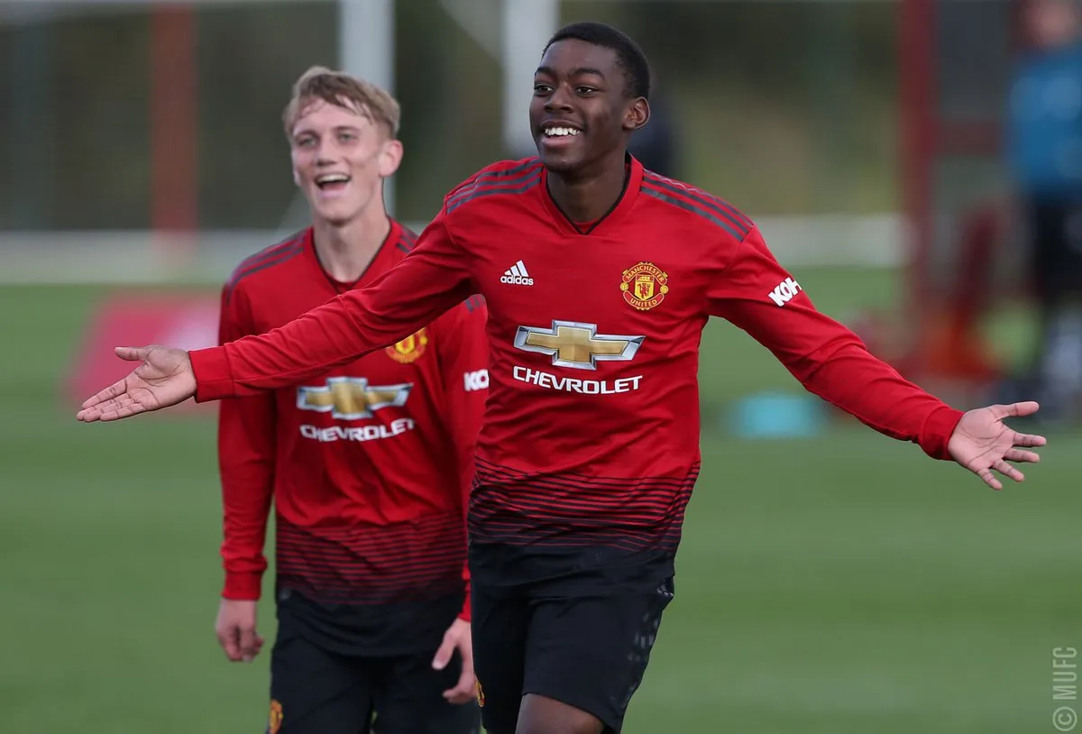 SỐC! Sao trẻ U18 Man United lập siêu phẩm 'không tưởng' - Bóng Đá