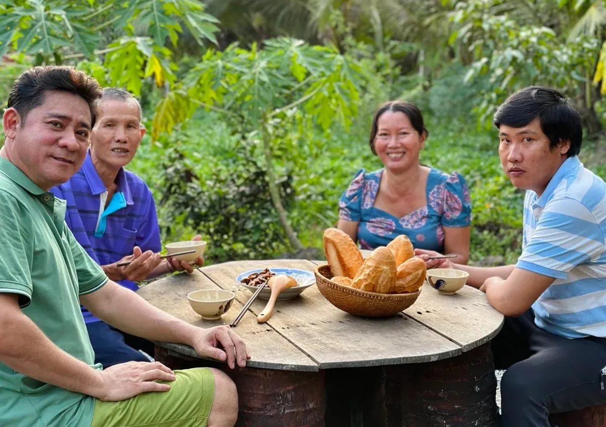 sao-nam-tung-dong-vai-vua-bao-dai-u60-bo-pho-ve-vuon-ngay-ngay-sinh-hoat-trong-choi-la-van-thoa-man-10