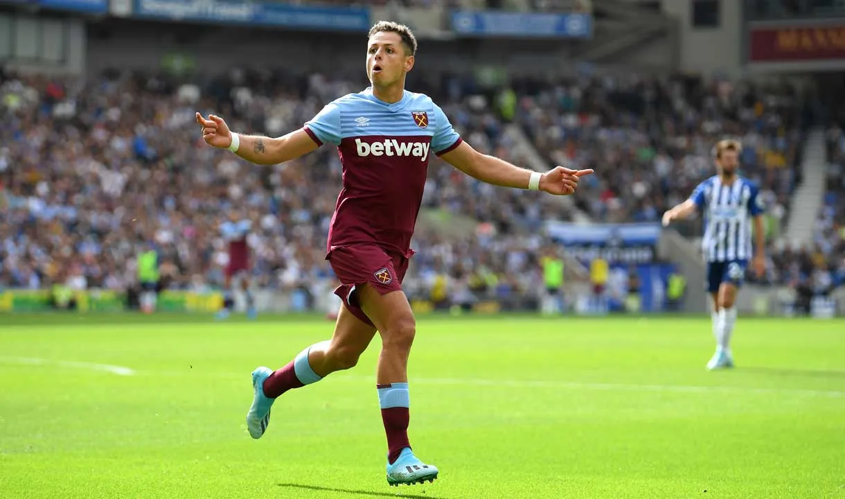 Javier Hernandez on the verge of return to Spain as West Ham wantaway poses in front of Sevilla crest after touching down - Bóng Đá