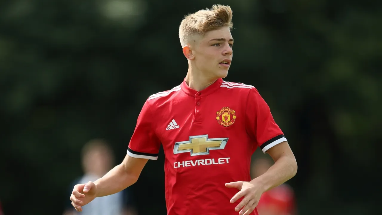 Man Utd boss Ole Gunnar Solskjaer identifies rising star to provide a threat to Luke Shaw - Bóng Đá