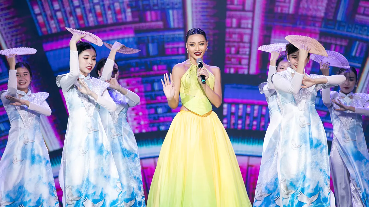 miss-cosmo-2024-man-nhan-voi-hon-50-bo-trang-phuc-dan-toc-doc-dao-do-bo-tai-ninh-binh