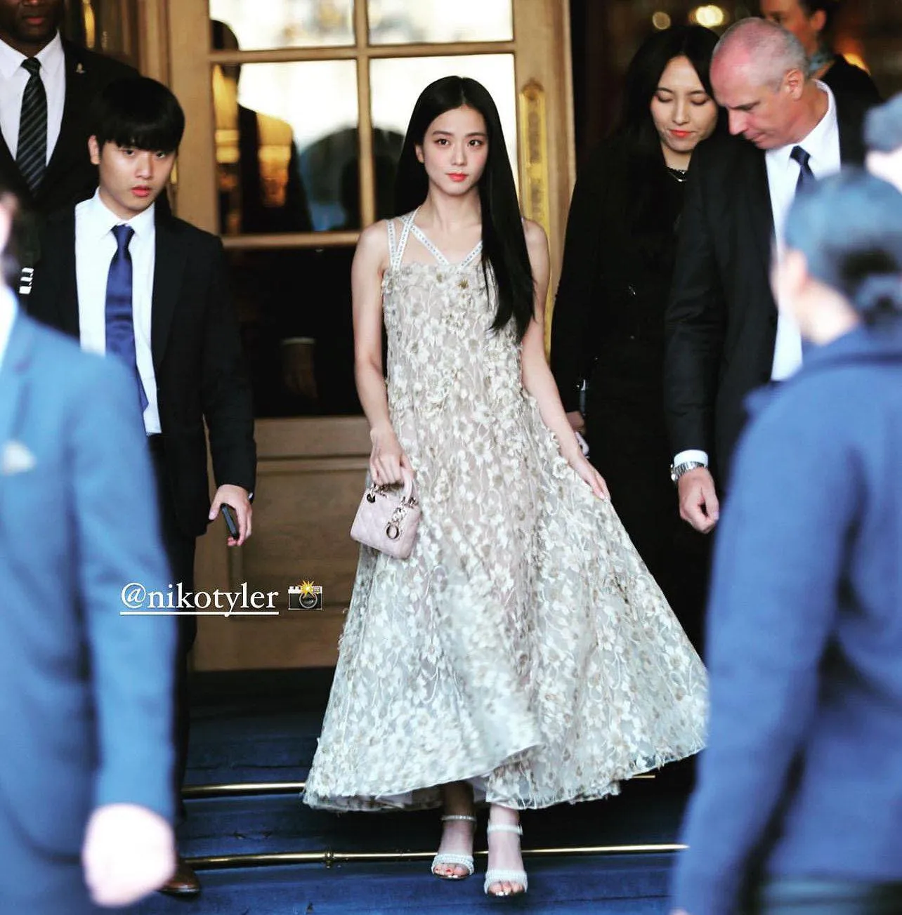 dich-le-nhiet-ba-do-sac-cung-jisoo-blackpink-tai-paris-fashion-week-nhung-bi-ghe-lanh-11