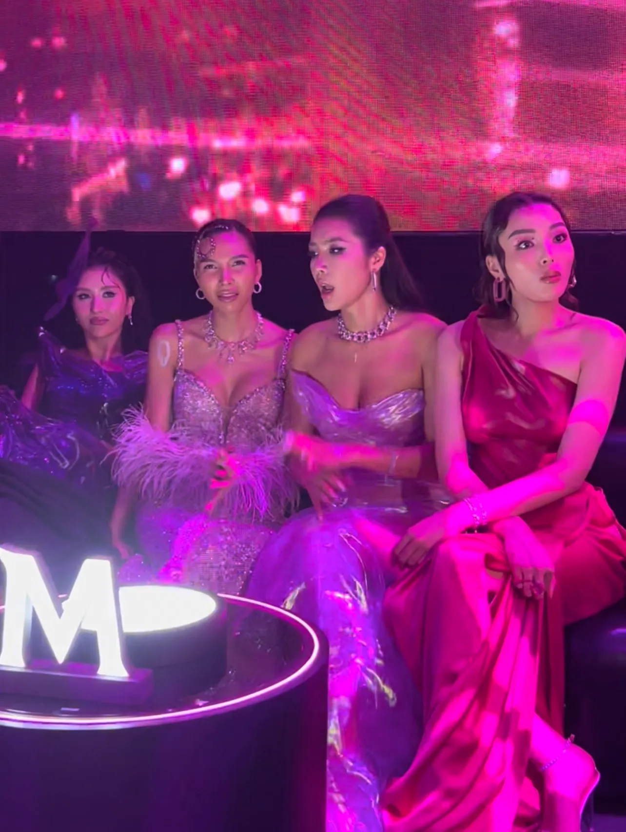 thai-do-cua-minh-trieu-va-ky-duyen-khi-cham-mat-o-su-kien-4