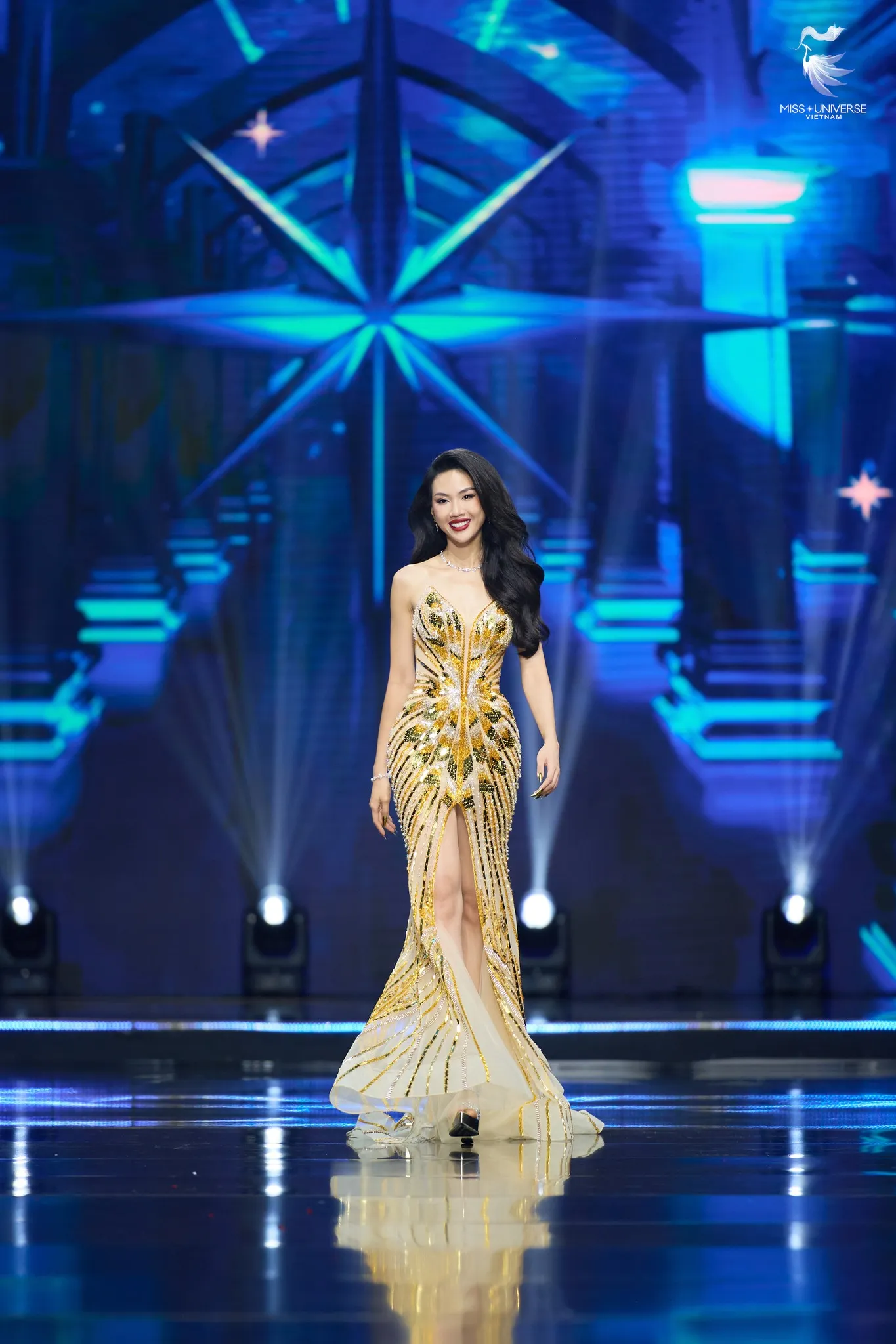 huong-ly-co-thay-the-bui-quynh-hoa-du-thi-miss-universe-3