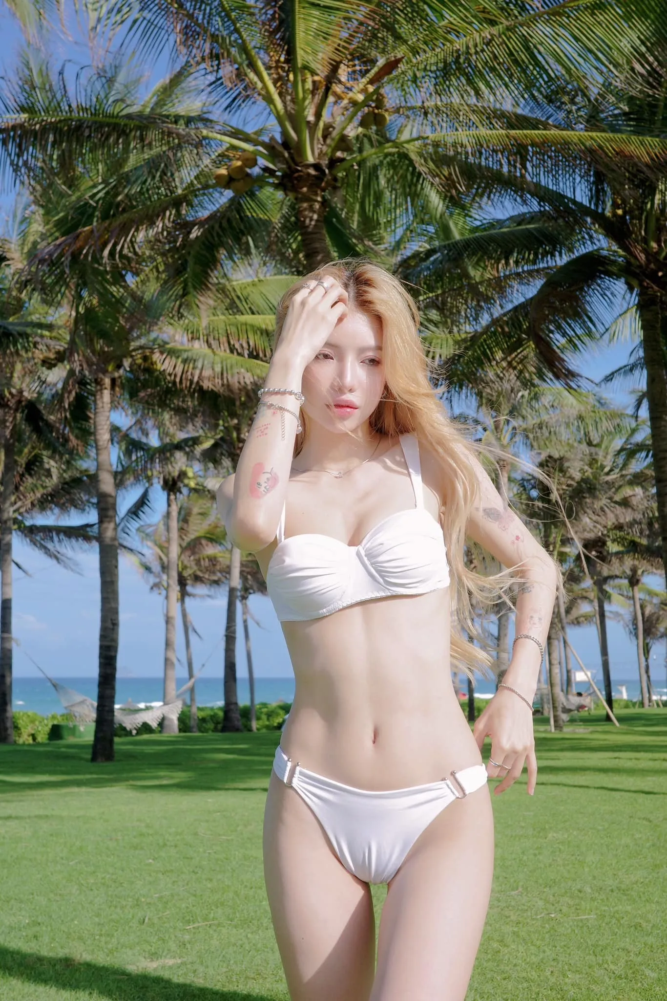 lisa-ban-viet-ciin-dien-bikini-khoe-dang (1)