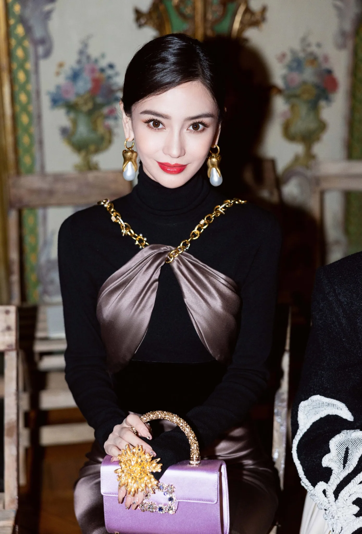 truong-gia-nghe-va-angela-baby-bi-cnet-tay-chay-khi-di-xem-show-cua-lisa-blackpink-o-crazy-house-8