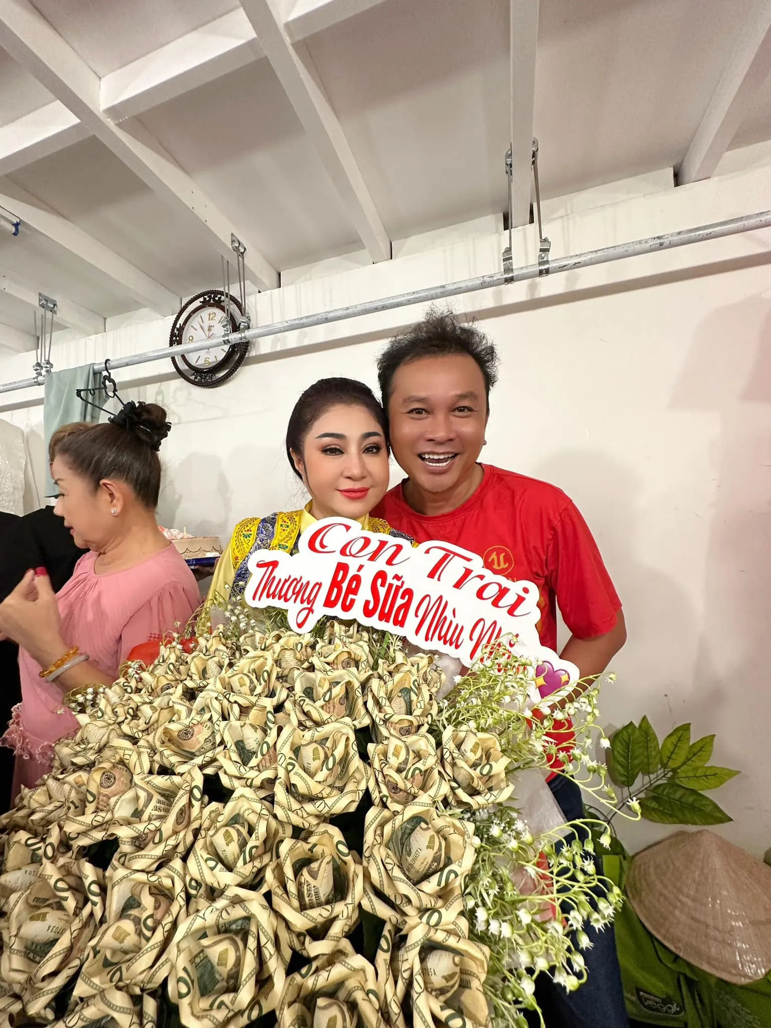hoa-linh-hiem-hoi-lo-dien-trong-tiec-sinh-nhat-nsut-thoai-my-dien-mao-sau-thoi-gian-dai-o-an-day-chu-y (3)