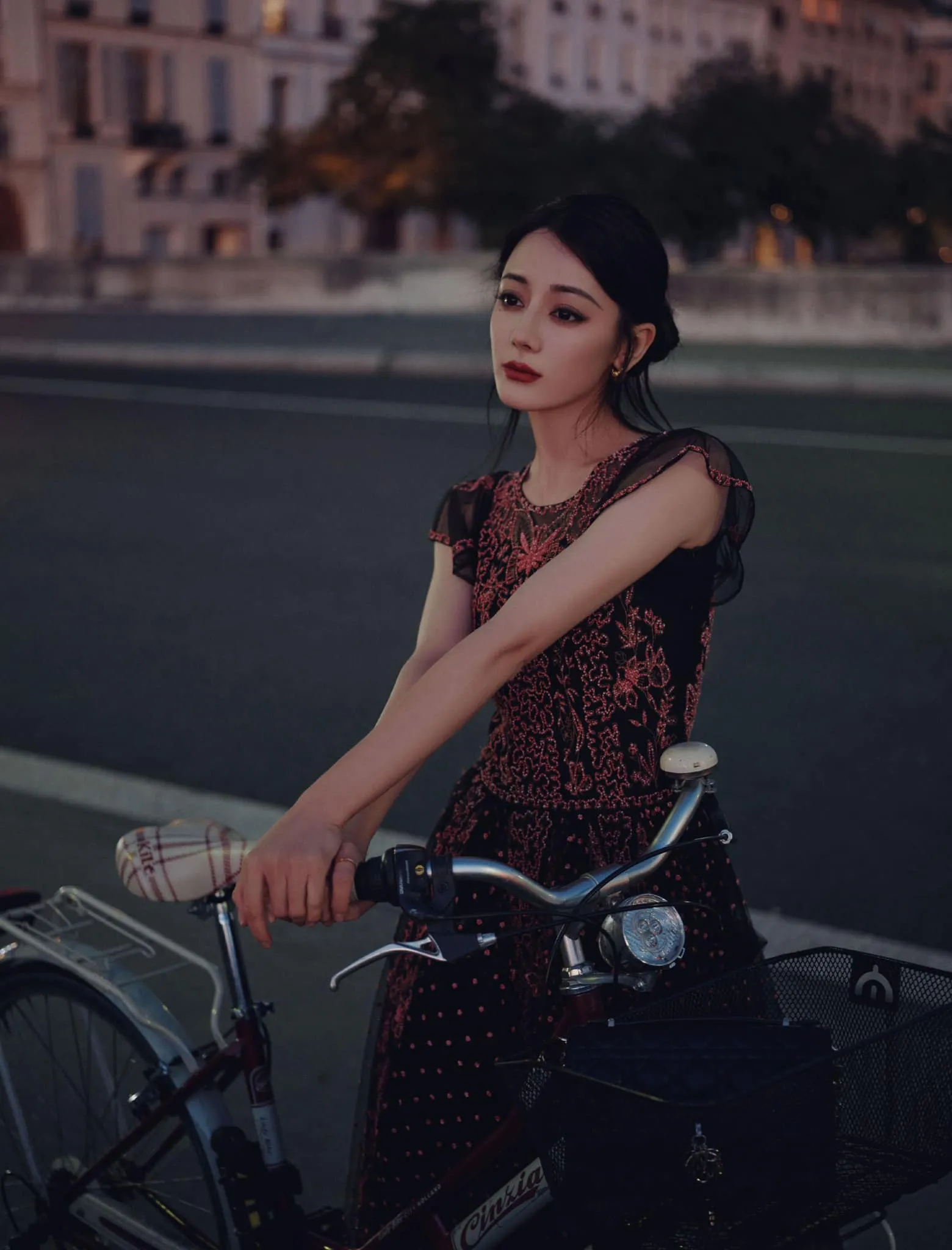 dich-le-nhiet-ba-do-sac-cung-jisoo-blackpink-tai-paris-fashion-week-nhung-bi-ghe-lanh-1
